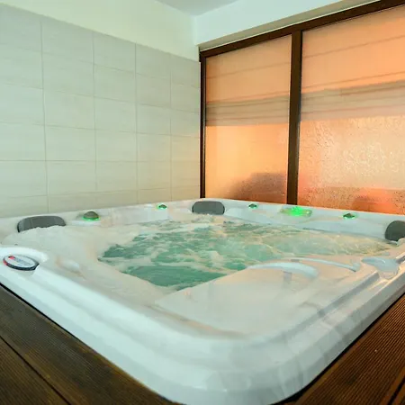 Parklands & Pool Hotell