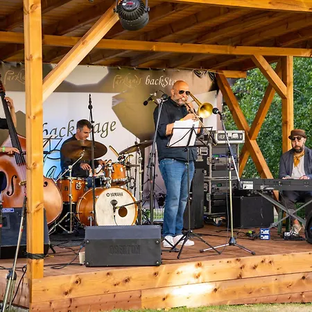 Hotell Parklands & Pool 4*