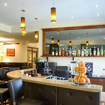 Parklands & Pool Hotel