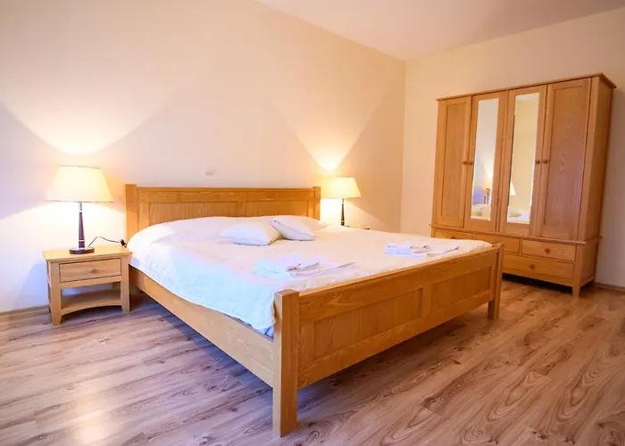 Parklands & Pool Banszko